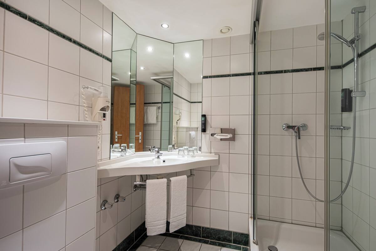 comfort double room | bathroom | free toiletries, hair dryer, towels
