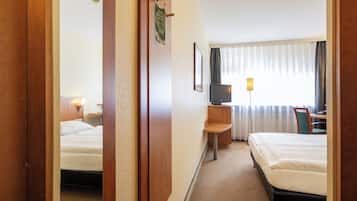 Economy-Doppelzimmer | Allergikerbettwaren, Schreibtisch, VerdunkelungsvorhÀnge