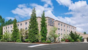 A hotel with a sign reading "Four Points by Sheraton" and a parking lot in front. - Four Points by Sheraton Bellingham Hotel & Conference Center (Bellingham)