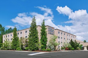 Un hotel de diverses plantes amb un rètol que diu 'FOUR POINTS BY SHERATON' a la façana.