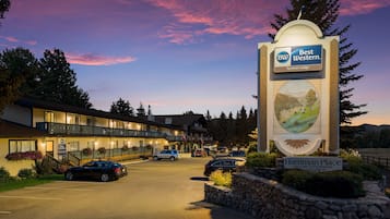 ด้านหน้าที่พัก - ตอนเย็น/กลางคืน