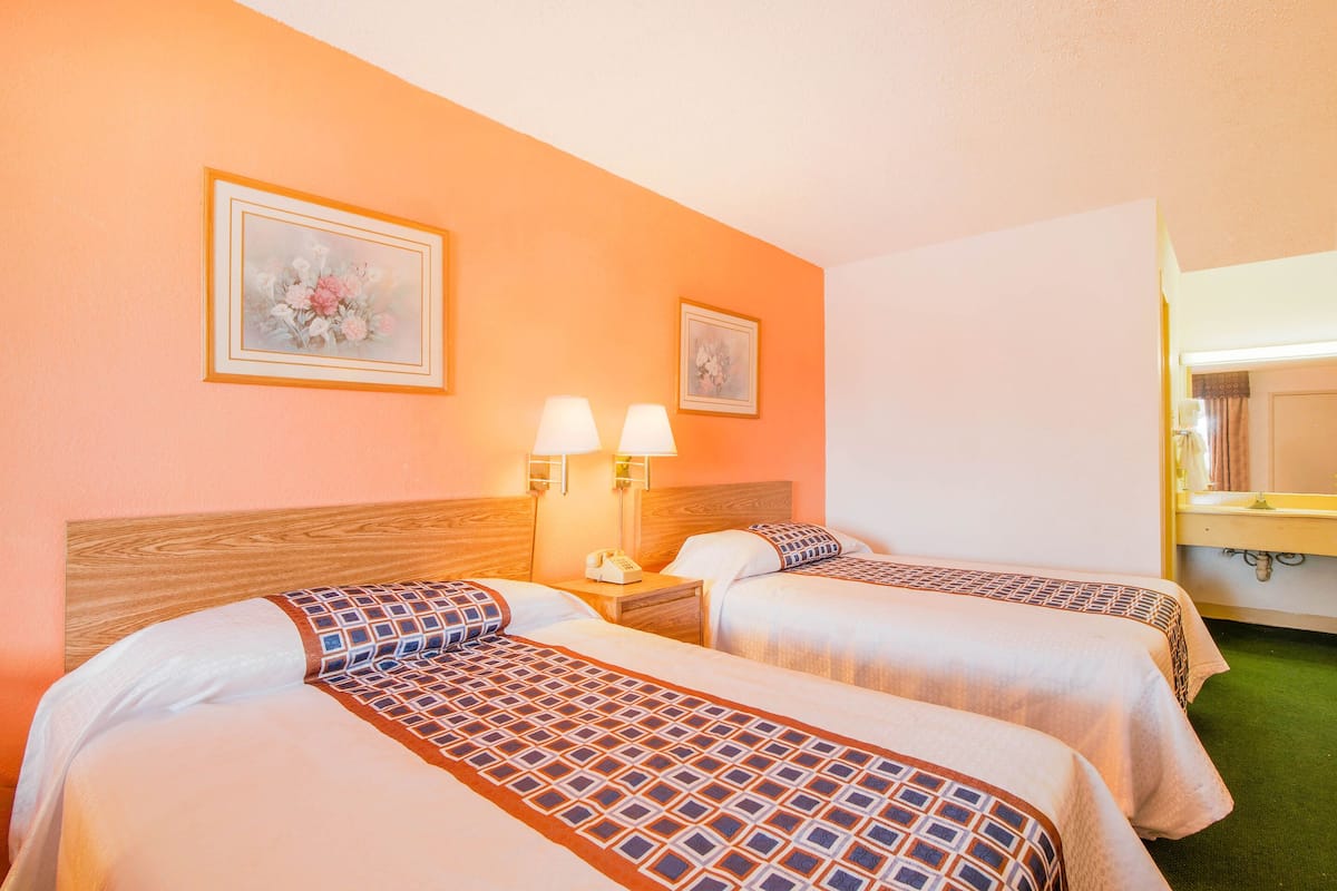 Habitación, 2 camas matrimoniales | Escritorio, tabla de planchar con plancha, wifi gratis y ropa de cama 