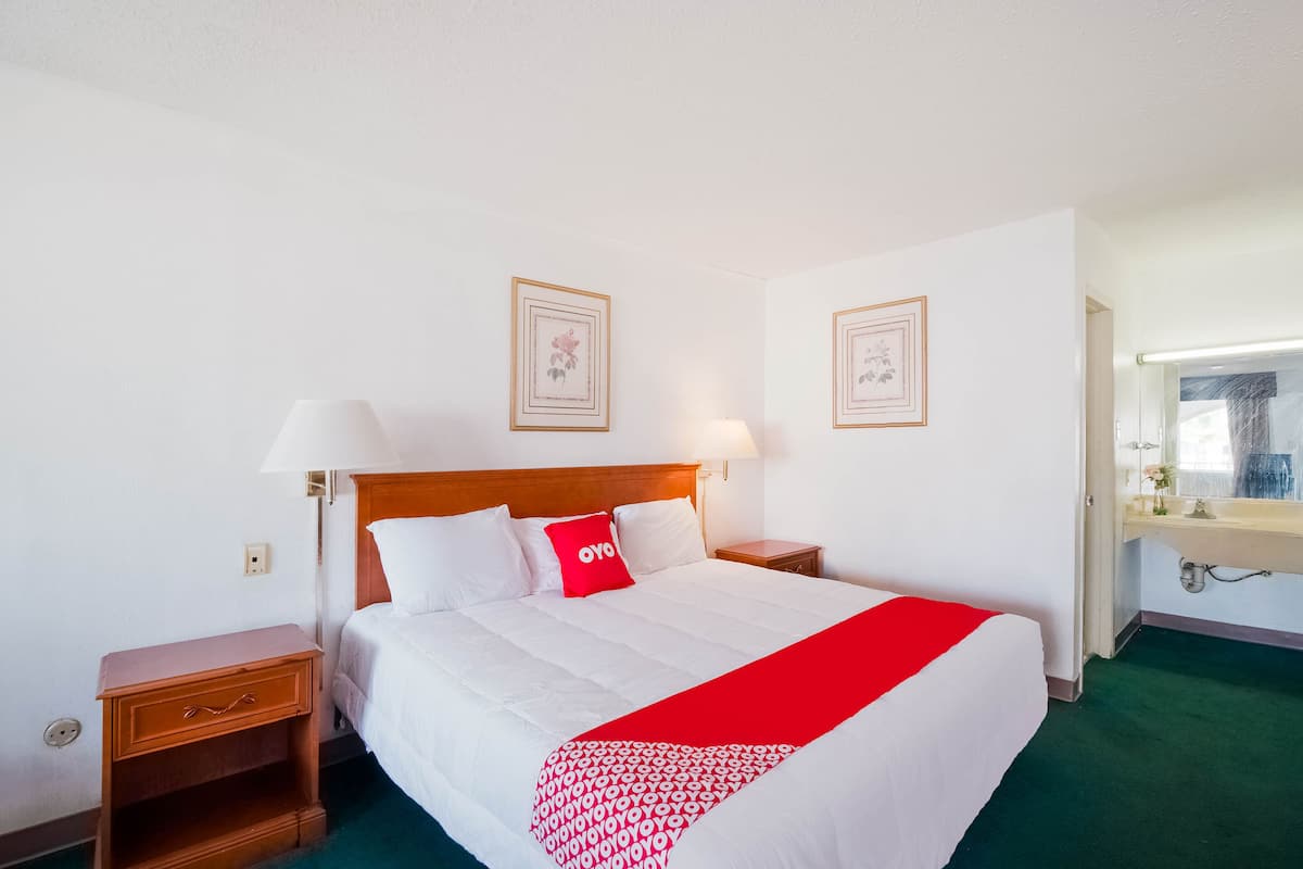 Habitación Premium, 1 cama King size | Escritorio, tabla de planchar con plancha, wifi gratis y ropa de cama 