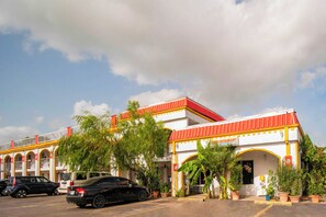 Un bâtiment avec un toit rouge et des murs blancs, sur lequel on peut lire l’inscription « Restaurant ».
