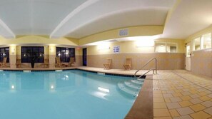 Una piscina cubierta