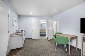 Suite, 1 King-Bett, Nichtraucher, Whirlpool | Verdunkelungsvorhänge, Bügeleisen/Bügelbrett, Zustellbetten