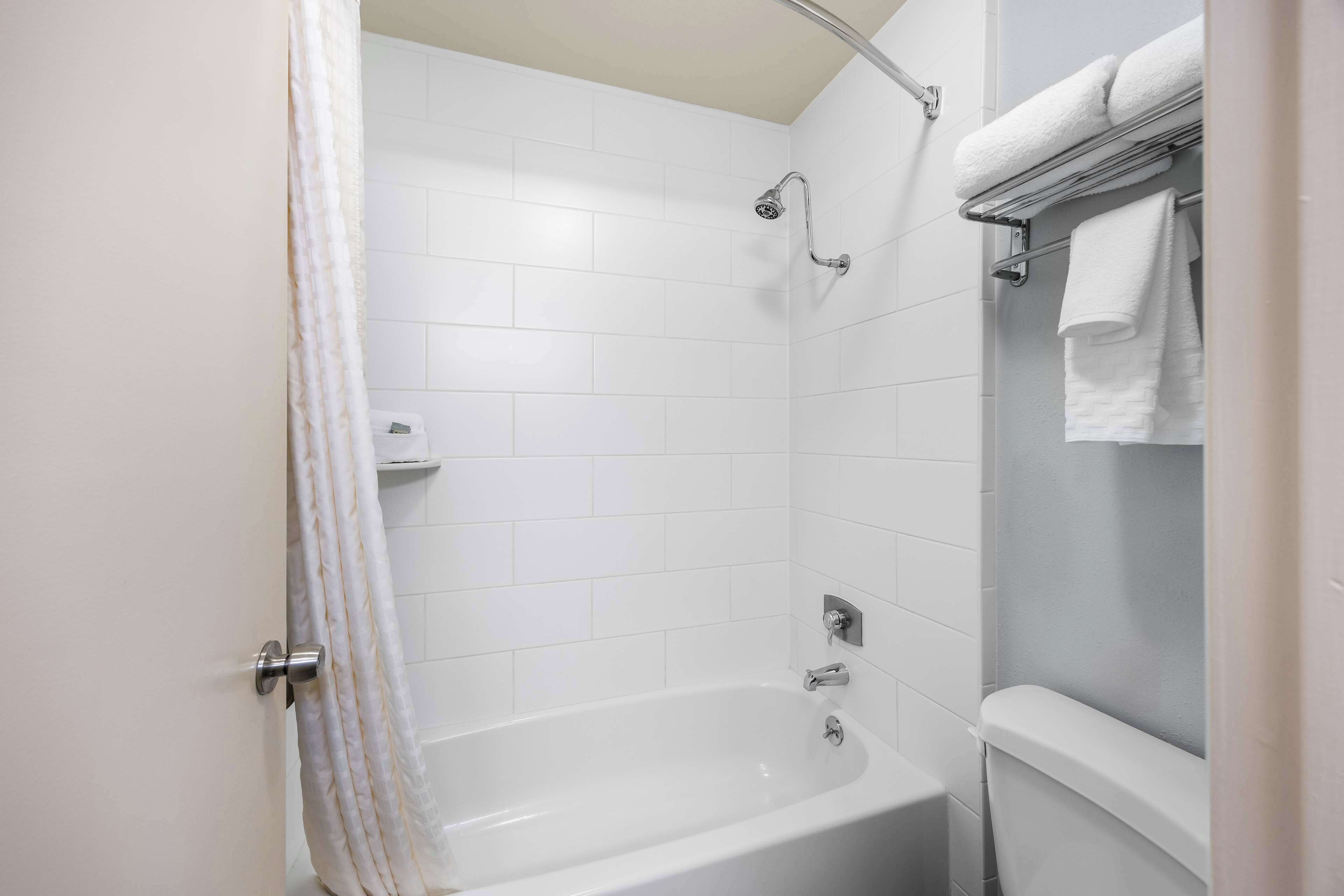 Un baño con bañera, ducha e inodoro.