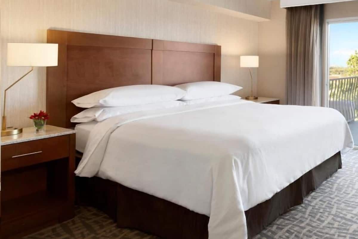 1 makuuhuone, tallelokero huoneessa, työpöytä