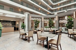 Lobby - Embassy Suites by Hilton Santa Ana Orange County Airport (Santa Ana)