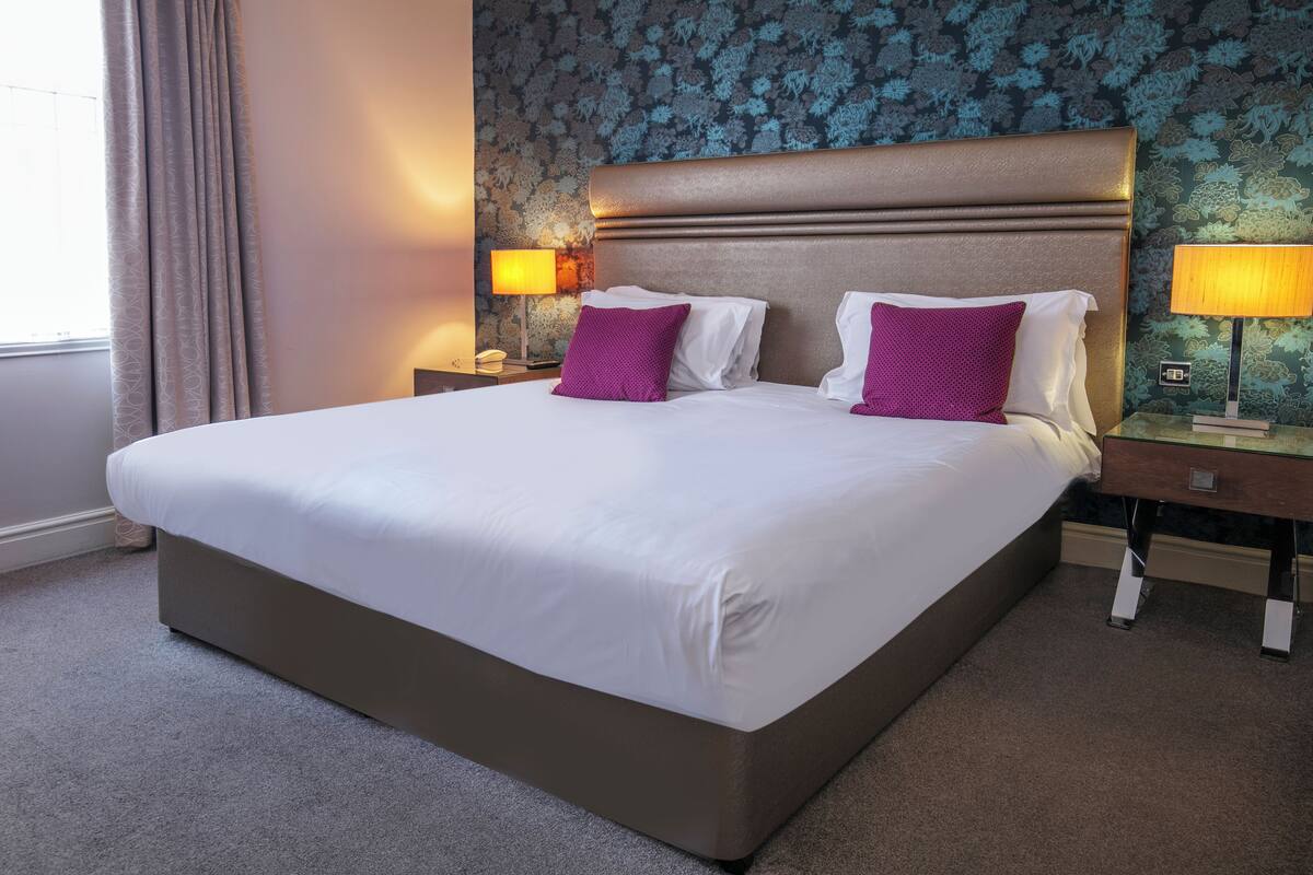 Standard-huone, 1 parisänky, tupakointi kielletty (Converts to 2 Twin Beds) | 1 makuuhuone, työpöytä, silitysrauta/-lauta, ilmainen Wi-Fi