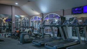 Una sala de gimnàstica amb cintes de córrer, el·líptiques i màquines de peses.