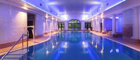 Piscine couverte, chaises longues