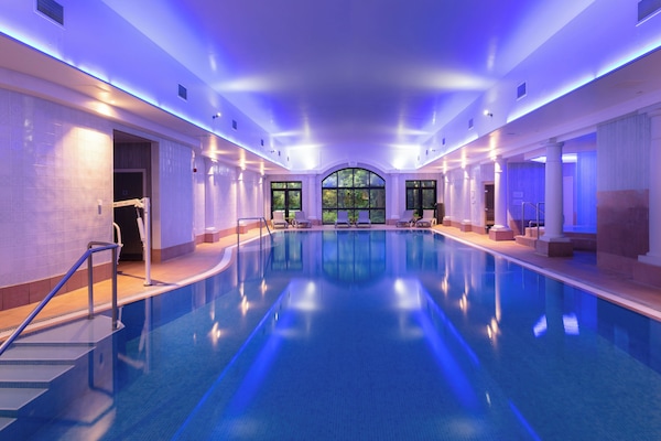 Indoor pool, sun loungers
