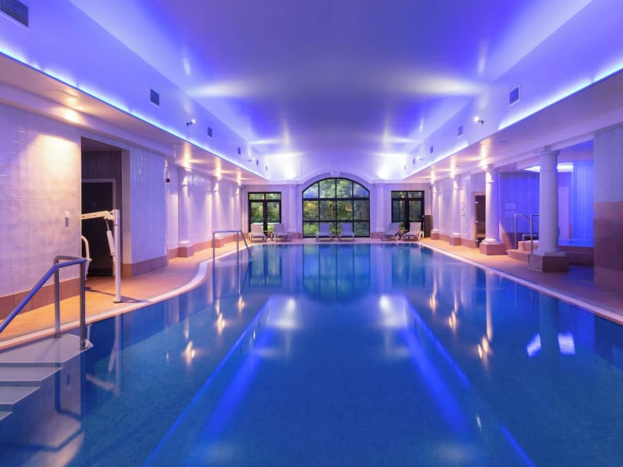 Piscine couverte, chaises longues