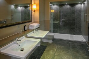 Master Suite | Badrum | Dusch, regndusch, gratis toalettartiklar och hårtork
