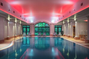 Hồ bơi trong nhà, ghế dài tắm nắng 