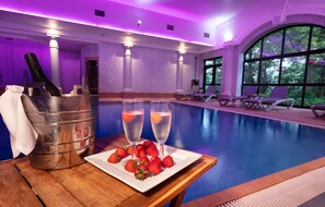 Indoor pool, sun loungers