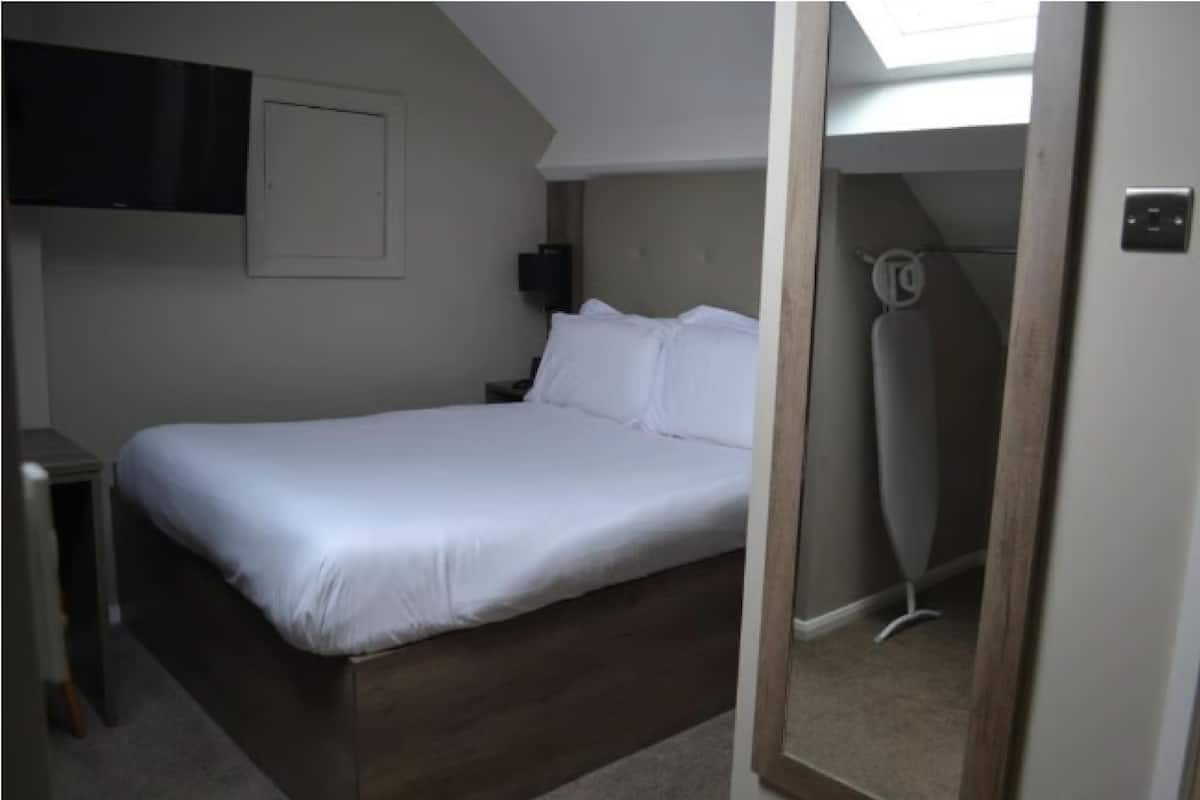 Classic Room, 1 Twin Bed, Non Smoking | Desk, iron/ironing board, free WiFi, bed sheets