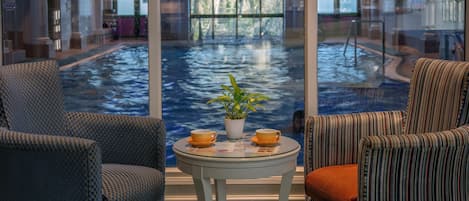 Piscine couverte, chaises longues