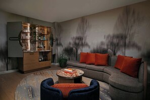 Suite, 1 chambre, balcon | Salle de séjour | Télévision à écran plat de 40 pouces avec chaînes par câble, télévision