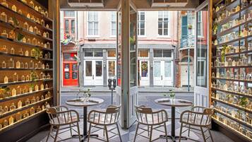 Breakfast, lunch, dinner served; American cuisine