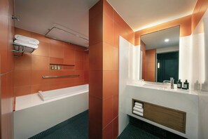 Suite, 1 habitación, balcón | Baño | Ducha, artículos de higiene personal de diseño y secador de pelo