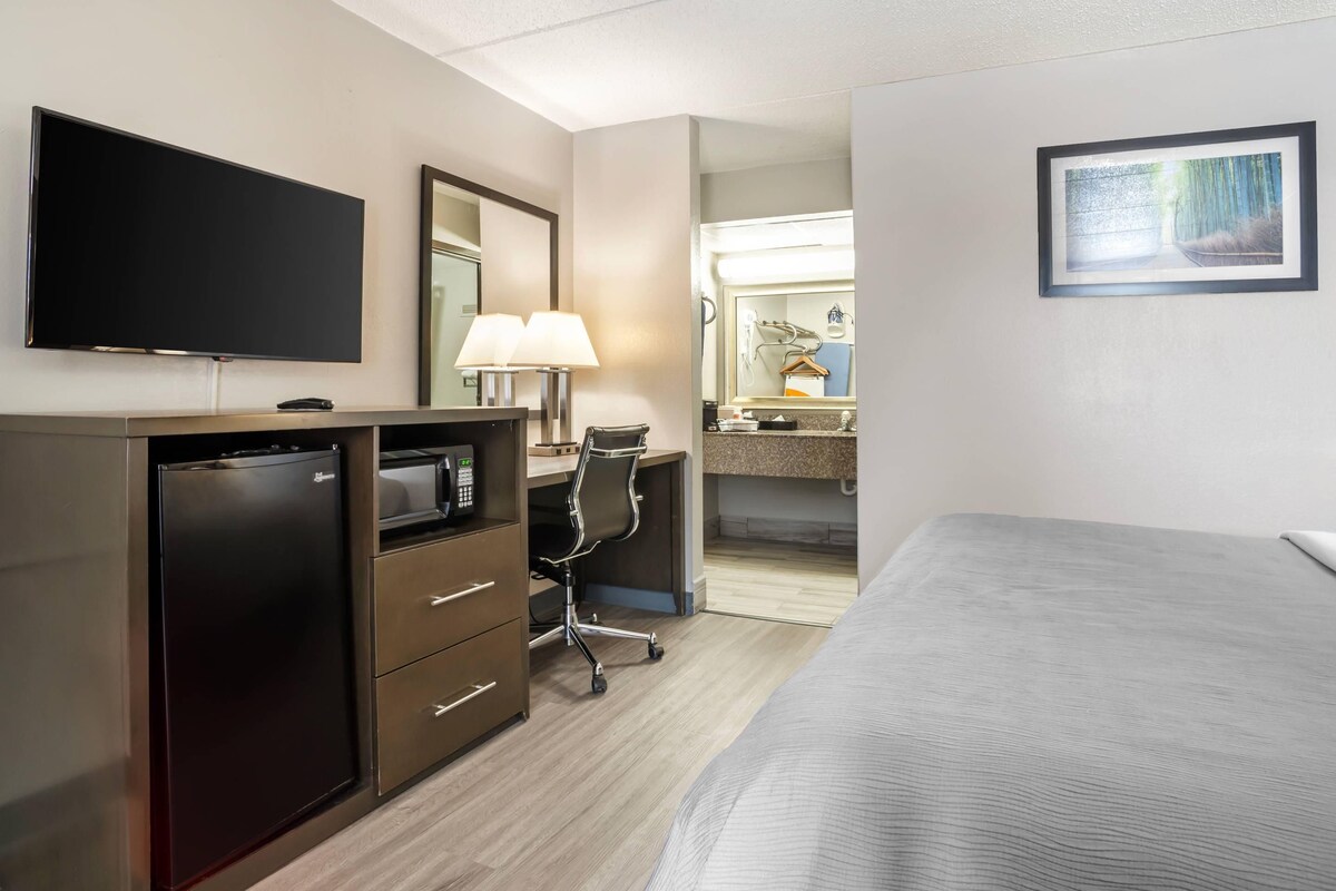Suite, 1 King Bed, Non Smoking (Upgrade)