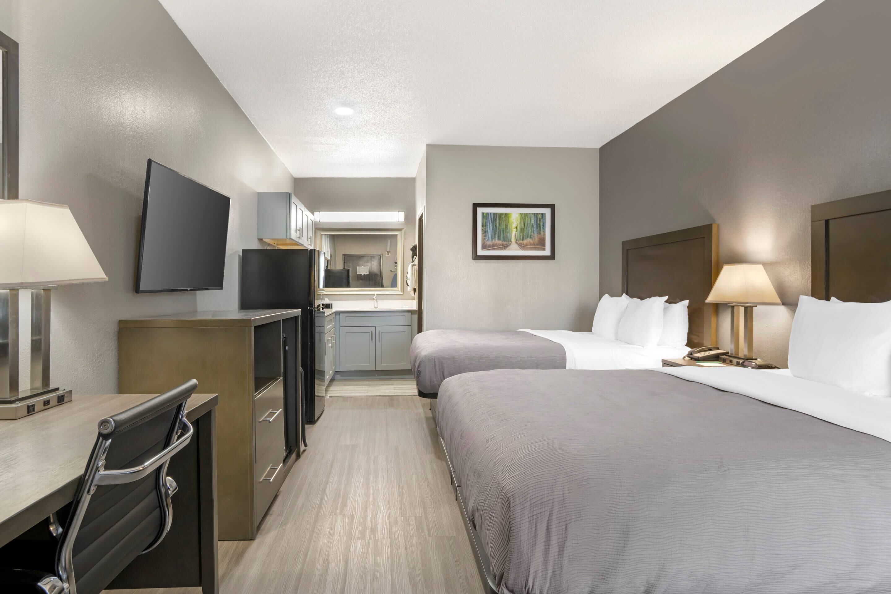 Habitación, 2 camas de matrimonio, no fumadores (Upgrade) | Escritorio y espacio para trabajar con un portátil