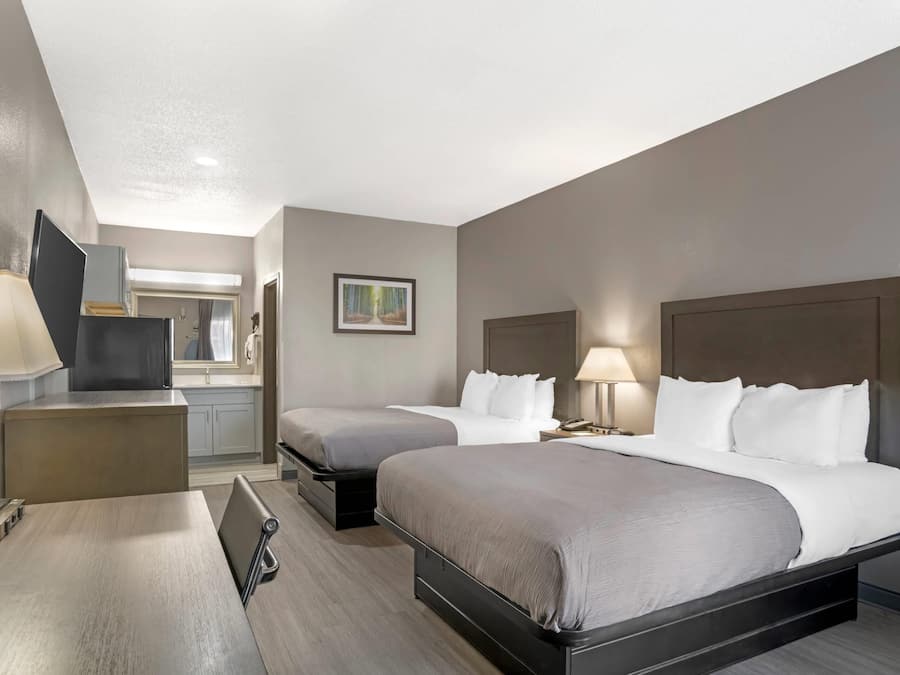 Escritorio y espacio para trabajar con laptop