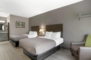 Escritorio y espacio para trabajar con laptop 