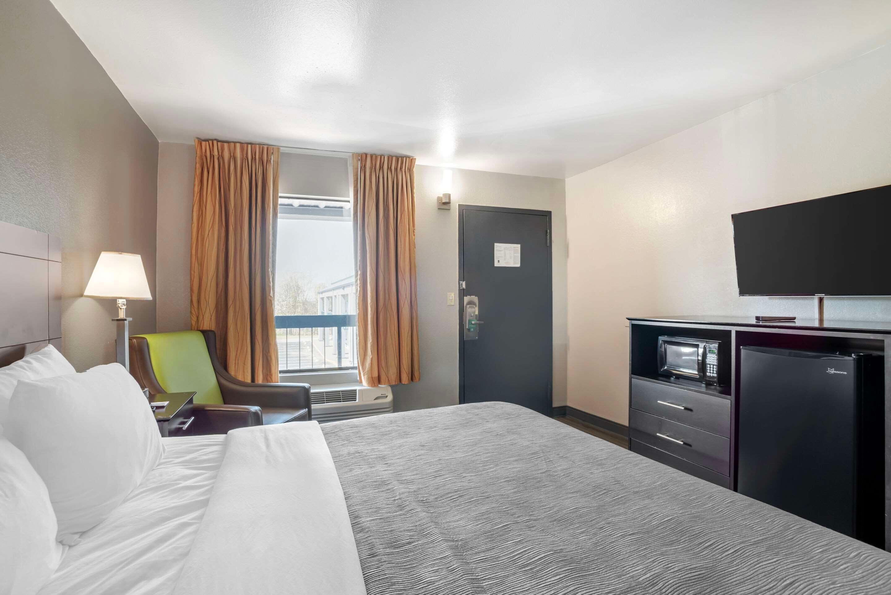 Desk, laptop workspace, iron/ironing board, free WiFi