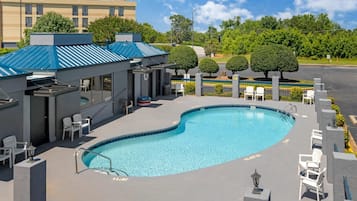 Piscina externa sazonal, funciona das 9h às 22h, espreguiçadeiras