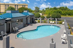 Seasonal outdoor pool, open 9 AM to 10:00 PM, sun loungers - Quality Inn Simpsonville - Greenville (Simpsonville)