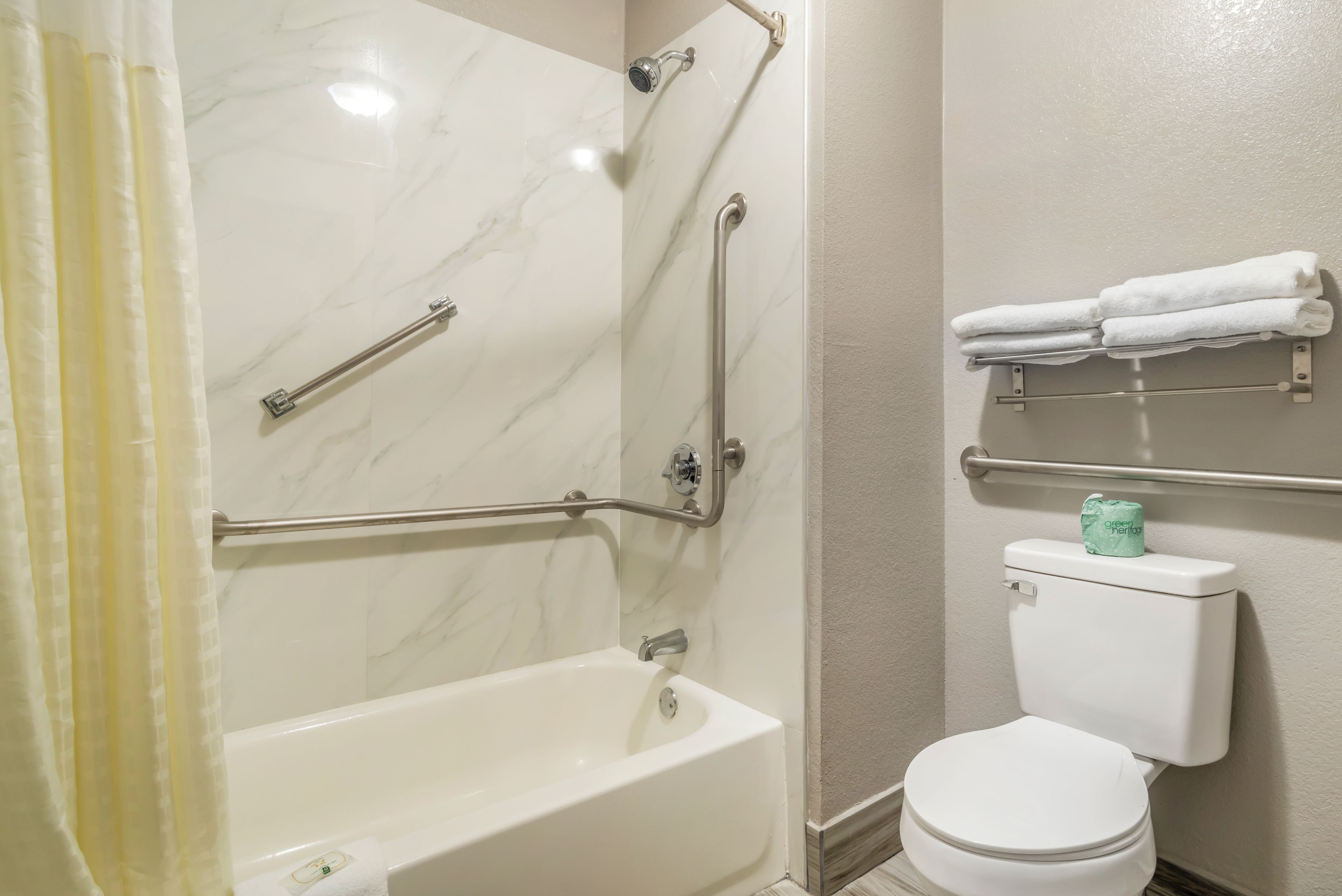 Ein Badezimmer mit einer Badewanne, einer Toilette und einer Duschkabine.