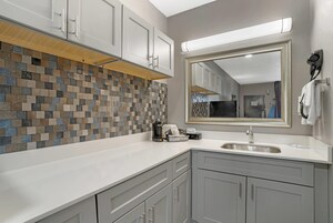 Escritorio y espacio para trabajar con laptop 