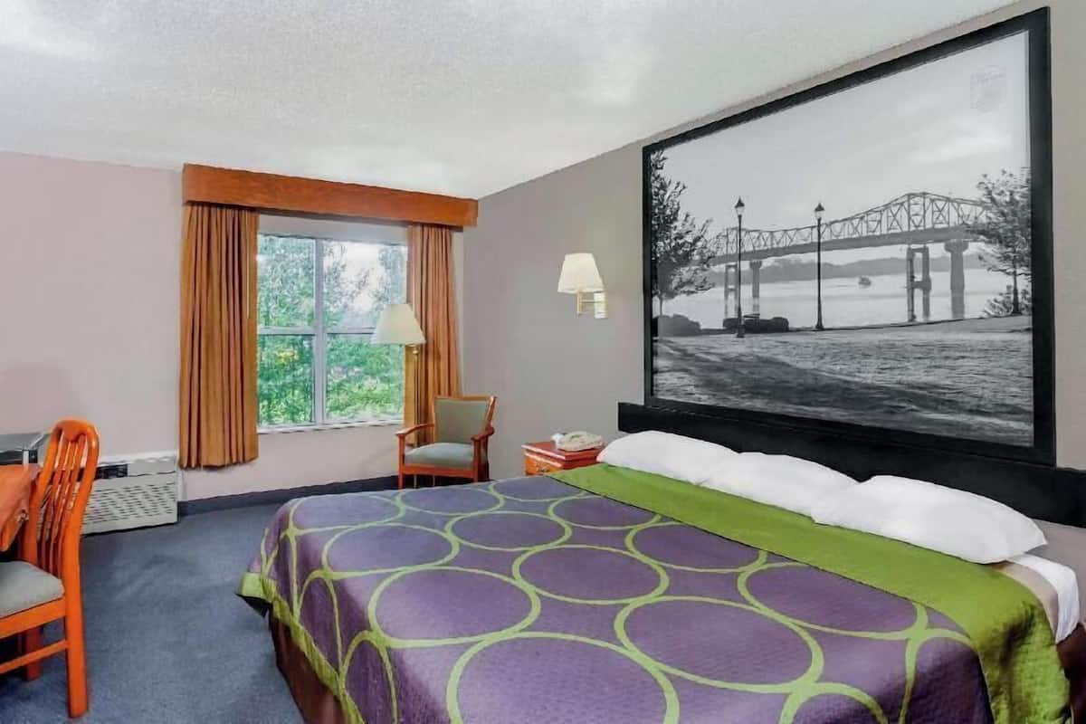 Desk, free cribs/infant beds, free WiFi, bed sheets