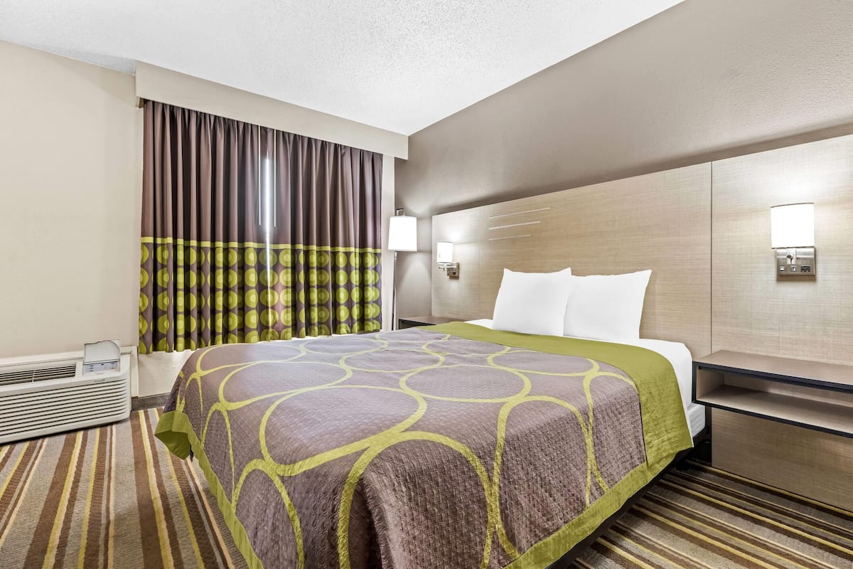 Room, 1 Queen Bed, Accessible, Non Smoking (Mobility) | Desk, free cribs/infant beds, free WiFi, bed sheets