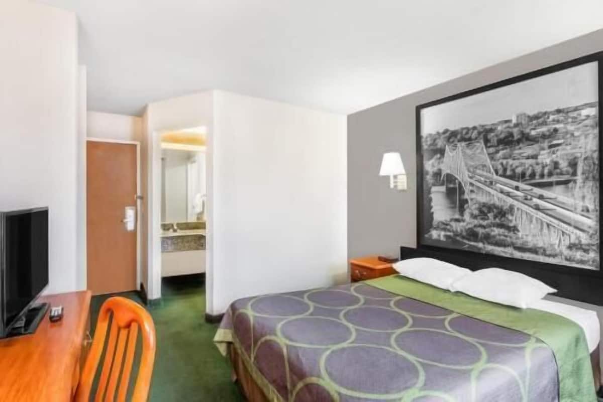 Desk, free cribs/infant beds, free WiFi, bed sheets