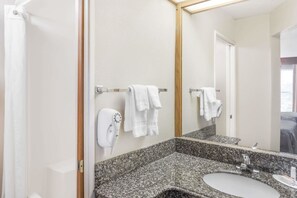 Duş, ücretsiz banyo/kozmetik ürünleri, saç kurutma makinesi, havlu 
