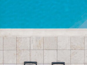A tiled wall with a pool above. - Mercure Annecy Sud (Annecy)