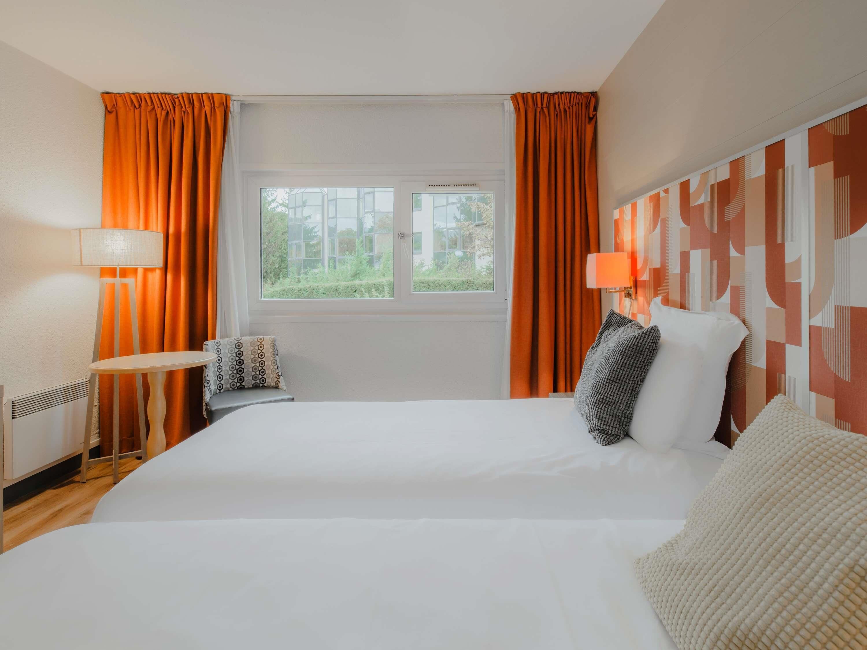 أغطية فراش متميزة وخزنة داخل الغرفة ومكتب وستائر تعتيم