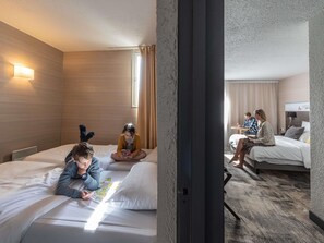 Habitació clàssica, diversos llits | Roba de llit d'alta qualitat, caixa forta a l'habitació i escriptori 