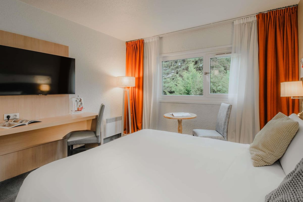 Classic Room, 1 Double Bed | Premium bedding, in-room safe, desk, blackout drapes