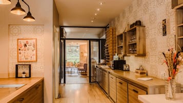 Se sirven desayunos, almuerzos y cenas; cocina francesa