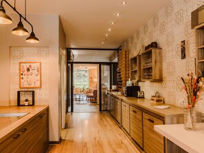 Breakfast, lunch, dinner served; French cuisine 