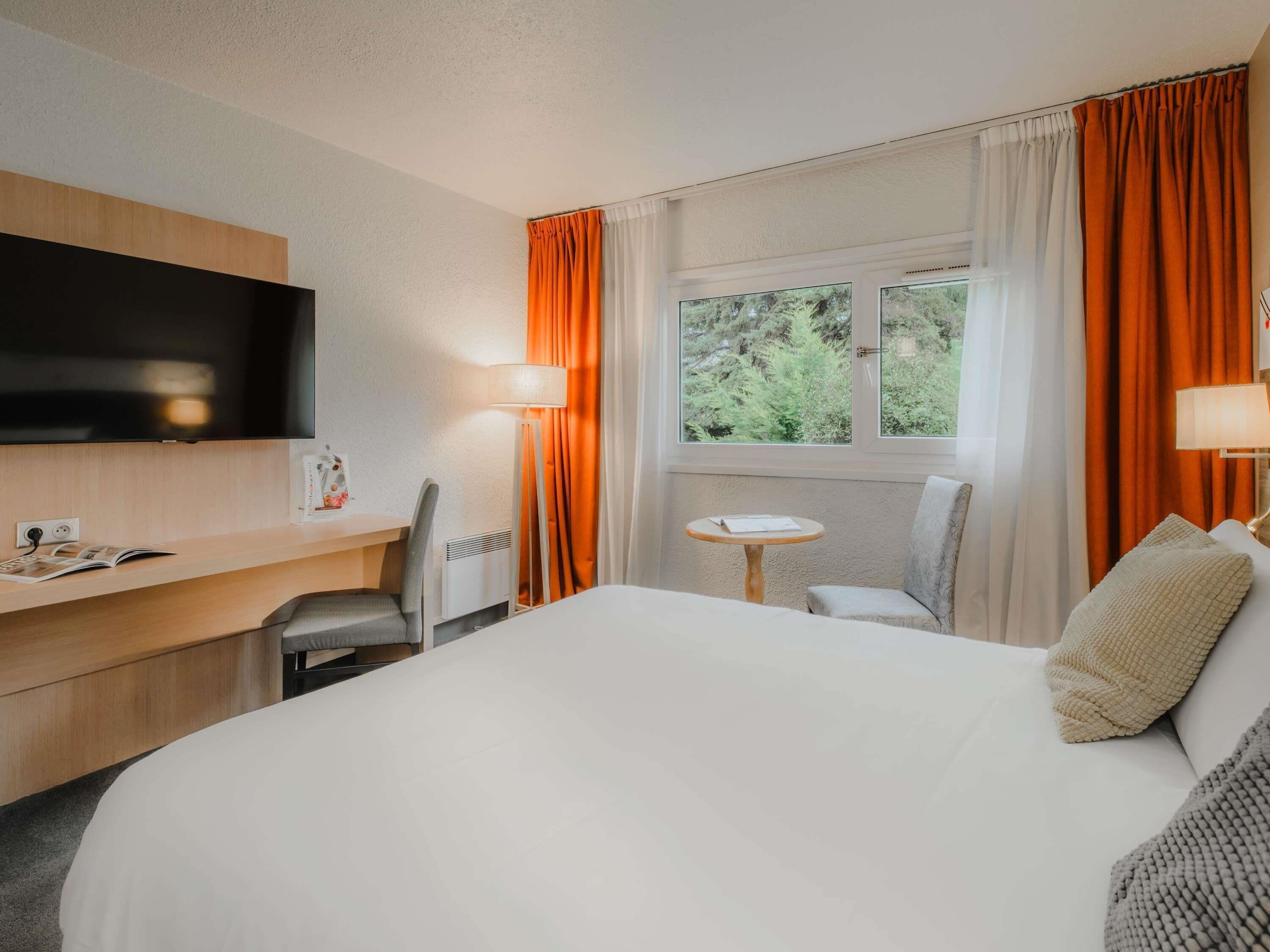 Classic Room, 1 Double Bed | Premium bedding, in-room safe, desk, blackout drapes