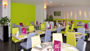 Se sirven desayunos, comidas, cenas y cocina francesa