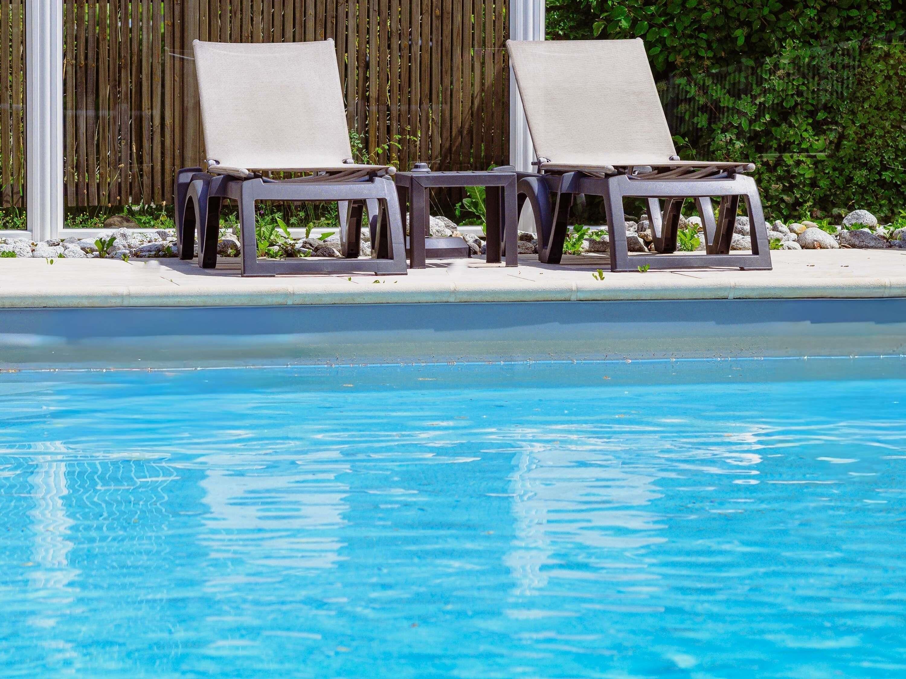Sæsonbestemt udendørs pool, åben fra kl. 09.00 til kl. 20.00, parasoller