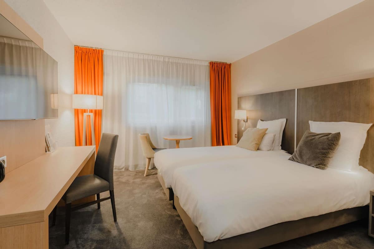 Classic Room, 2 Twin Beds | Premium bedding, in-room safe, desk, blackout drapes