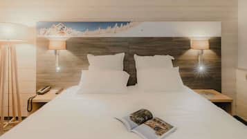 Ropa de cama de alta calidad y caja de seguridad en la habitación